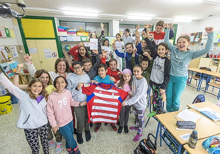 Imagen principal - Papeletas para el sorteo de la camiseta con las que están recaudando dinero.