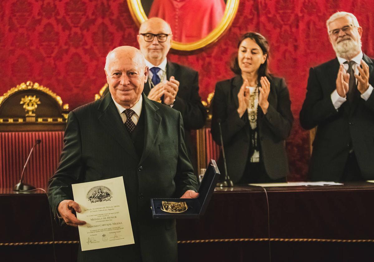 El poeta Antonio Carvajal posa en el momento de la entrega de la medalla.