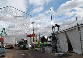 Montaje de las casetas en una Feria de San Lucas anterior.