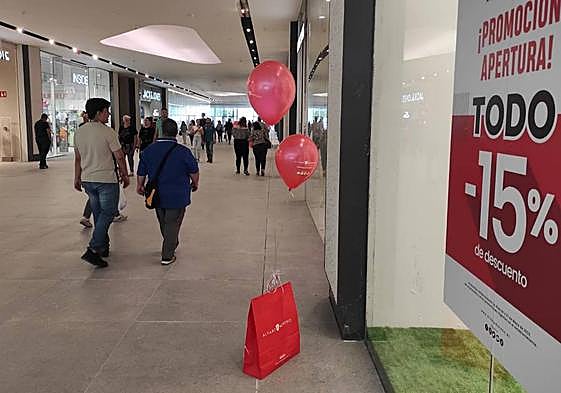 Importante afluencia de visitantes en el primer día de apertura al público de la galería comercial de Jaén Plaza en la capital.