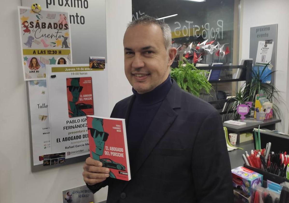 Pablo Fernández Miser, con su libro.