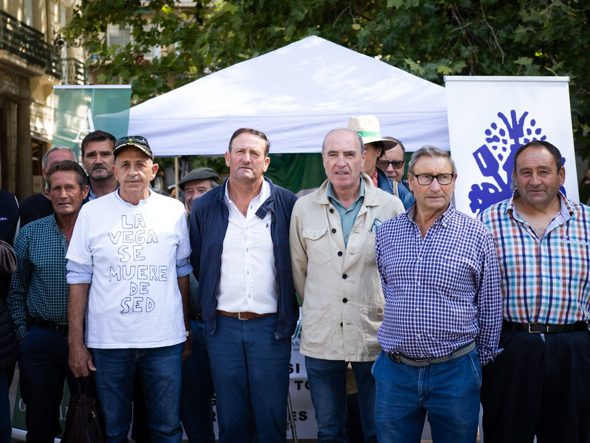Gerardo Aranda y Manuel del Pino (centro), con algunos miembros de la comunidad de regantes.