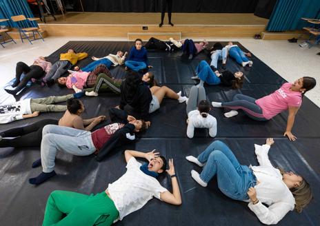 Imagen secundaria 1 - Los alumnos realizan ejercicios en clase y Omar Mesa enseña una coreografía. 