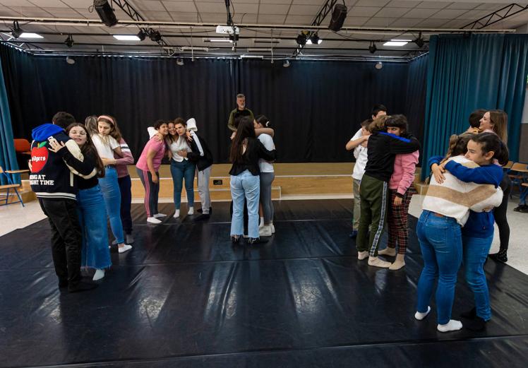 Imagen principal - Los alumnos realizan ejercicios en clase y Omar Mesa enseña una coreografía. 