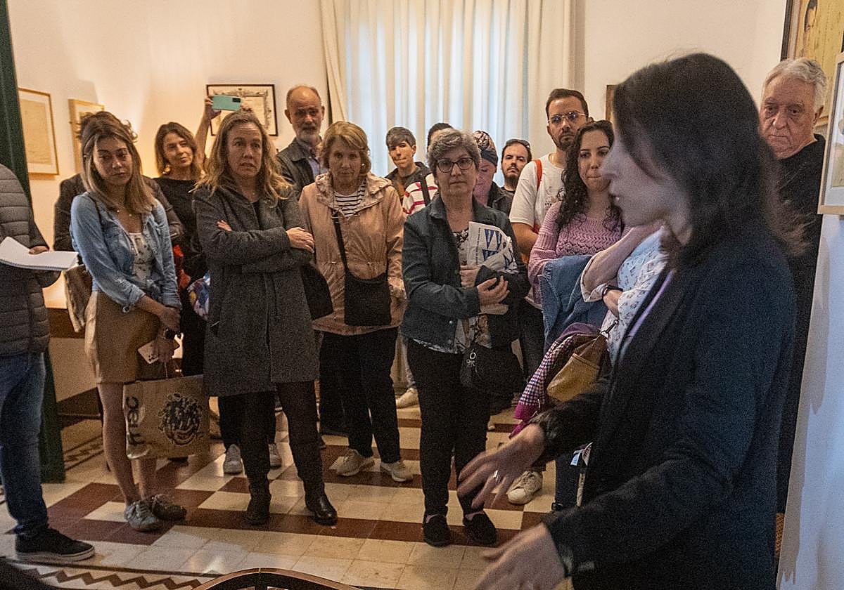 Ana Bernal-Triviño se dirige a sus lectores en la visita guiada a la Huerta de San Vicente.