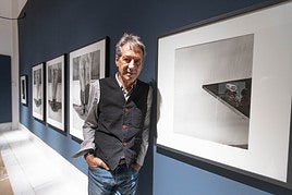 Madoz, junto a algunas de las fotos de la exposición.