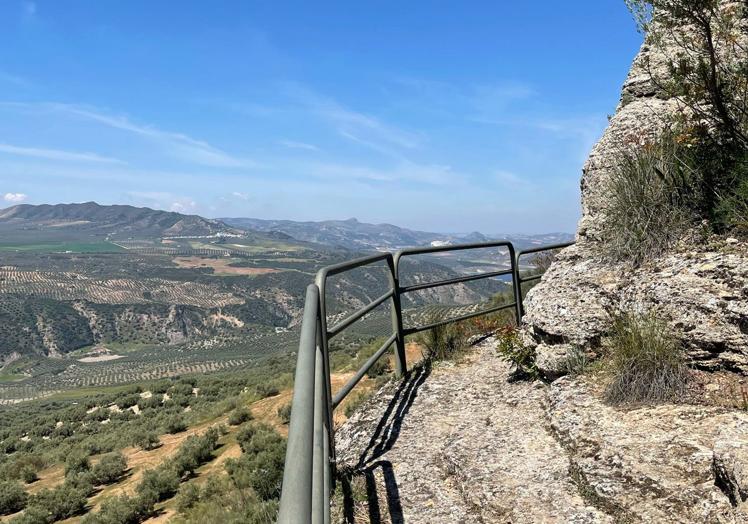 Imagen principal - La desconocida ruta de las Necrópolis de Sierra Martilla en Granada