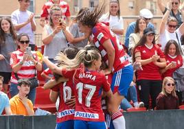 Las jugadoras del Granada celebran uno de los dos goles en casa.