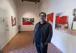 Jacinto Gutiérrez, ante algunas de sus obras, en la Casa de Zafra, una de las tres sedes de su exposición.