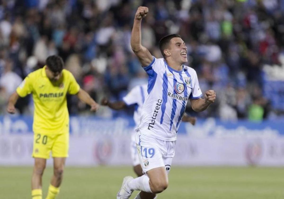 Karrikaburu celebra uno de sus goles en Butarque.