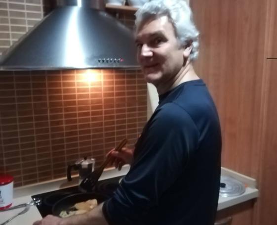 El candidato de Vox, Manuel Ureña, cocinando.