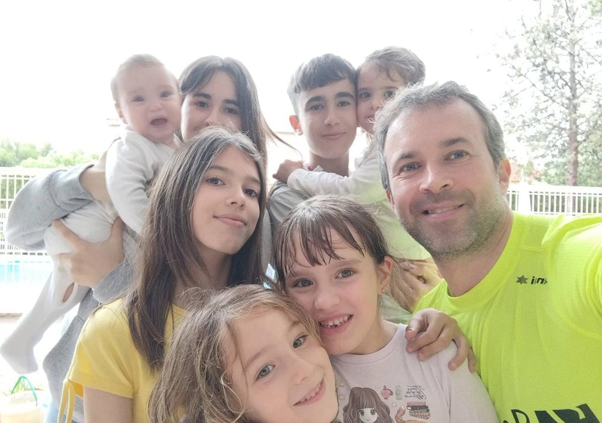 Julio Millán, candidato del PSOE, junto a sus hijos y sobrinas.