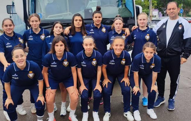 Gabriel Soria junto al equipo femenino del Real Jaén.