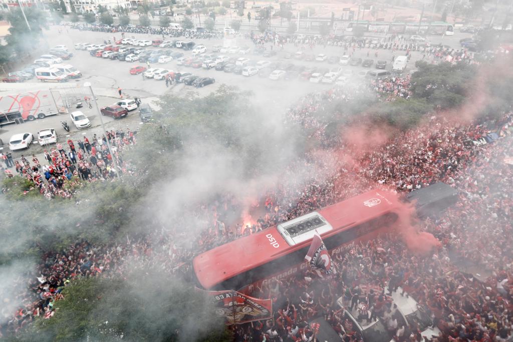 Las imágenes de la marea rojiblanca para recibir al Granada