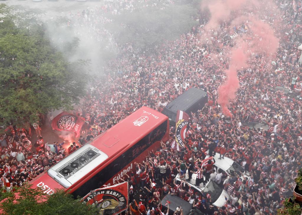 Las imágenes de la marea rojiblanca para recibir al Granada