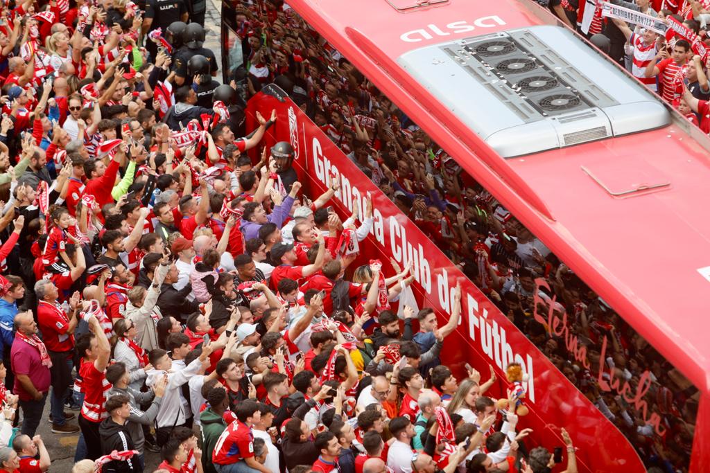 Las imágenes de la marea rojiblanca para recibir al Granada