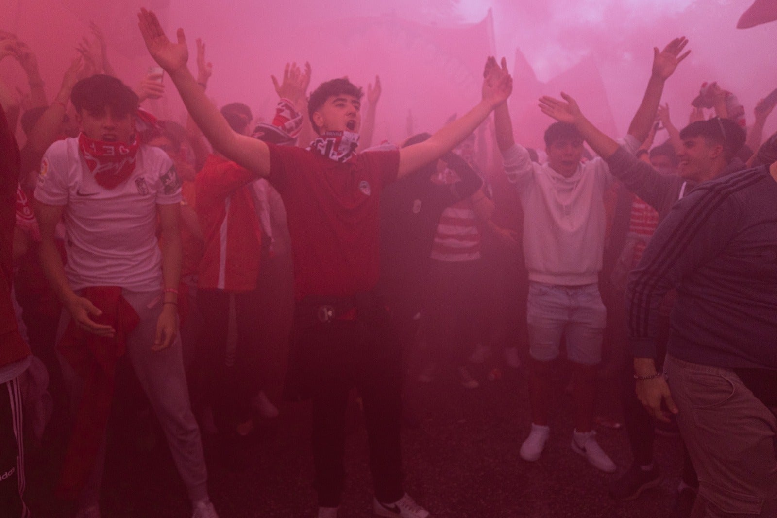 Las imágenes de la marea rojiblanca para recibir al Granada