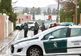 Guardia Civil en la puerta del domicilio donde se han encontrado los cuerpos en Las Gabias