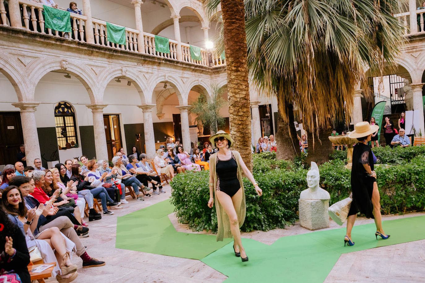Desfile de la AECC organizado en la Escuela de Artes Carlos Pérez Siquier de Almería.