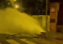 Chorro de agua por la ritura de la tubería.