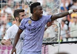 Vinicius Júnior señala a un aficionado del Valencia en Mestalla.