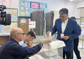 Miguel Cazorla, candidato de Almería Avanza, depositando su voto en las urnas.