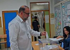 Paco Puentedura vota en el colegio San Juan de Dios del Cerrillo de Maracena de la ciudad de Granada.San Juan de Dios del Cerrillo de Maracena de la ciudad de Granada.