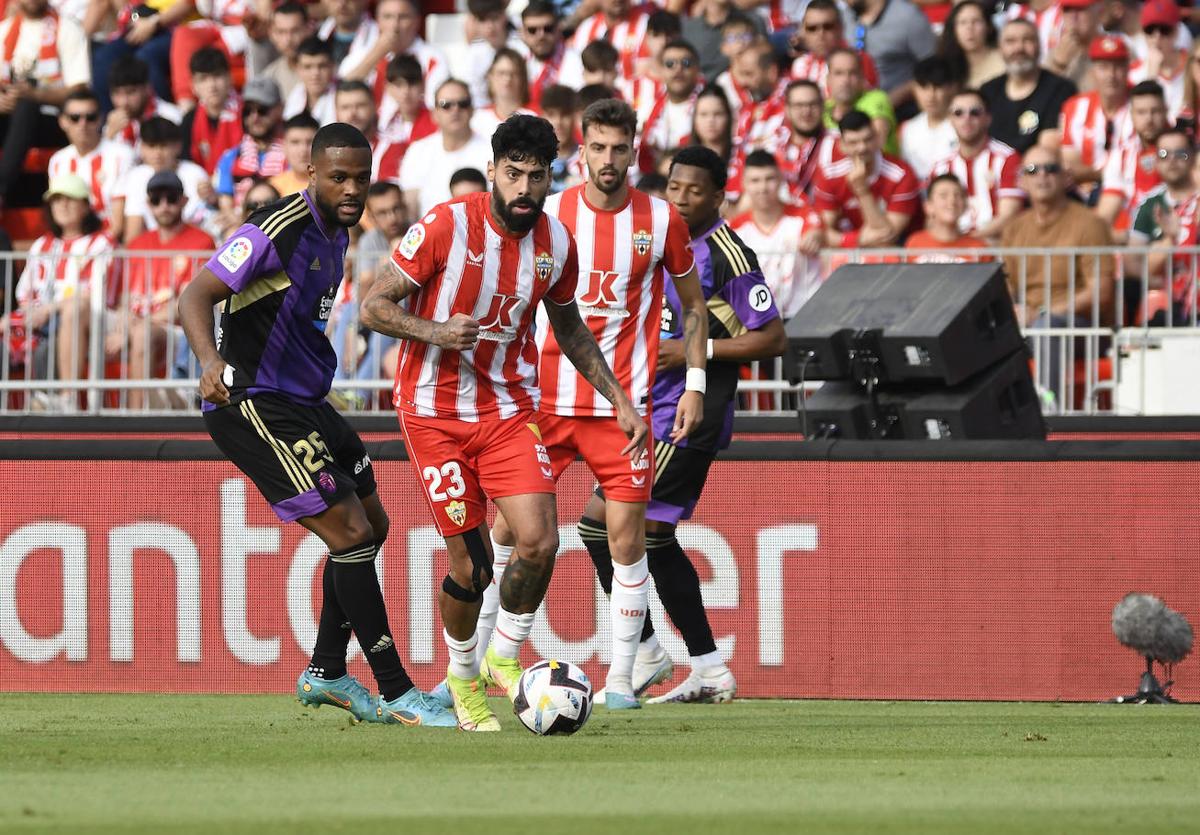 Samú Costa, que hizo un gran partido, sale con el balón controlado para crear peligro.