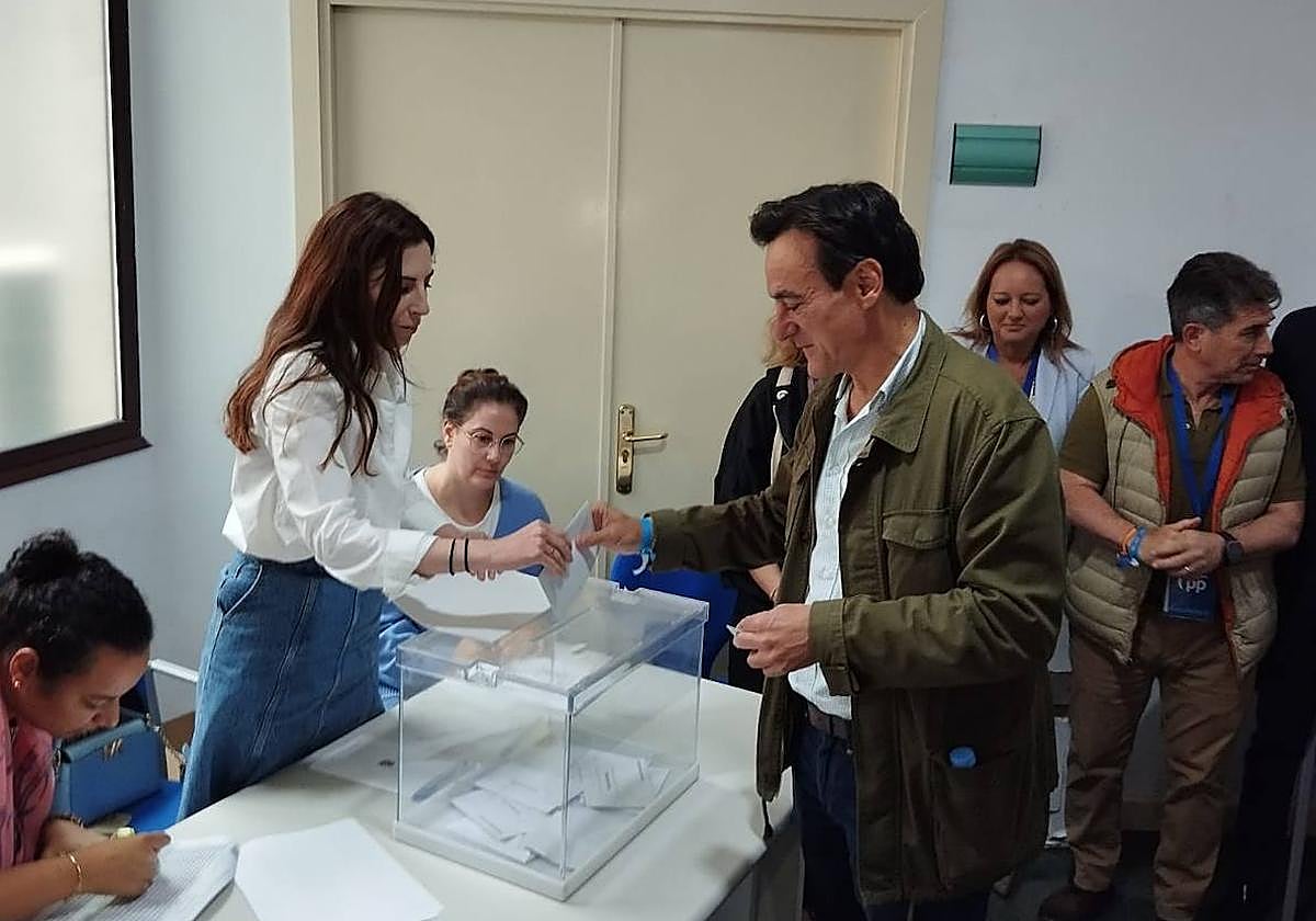 Agustín González ejerce su derecho al voto.