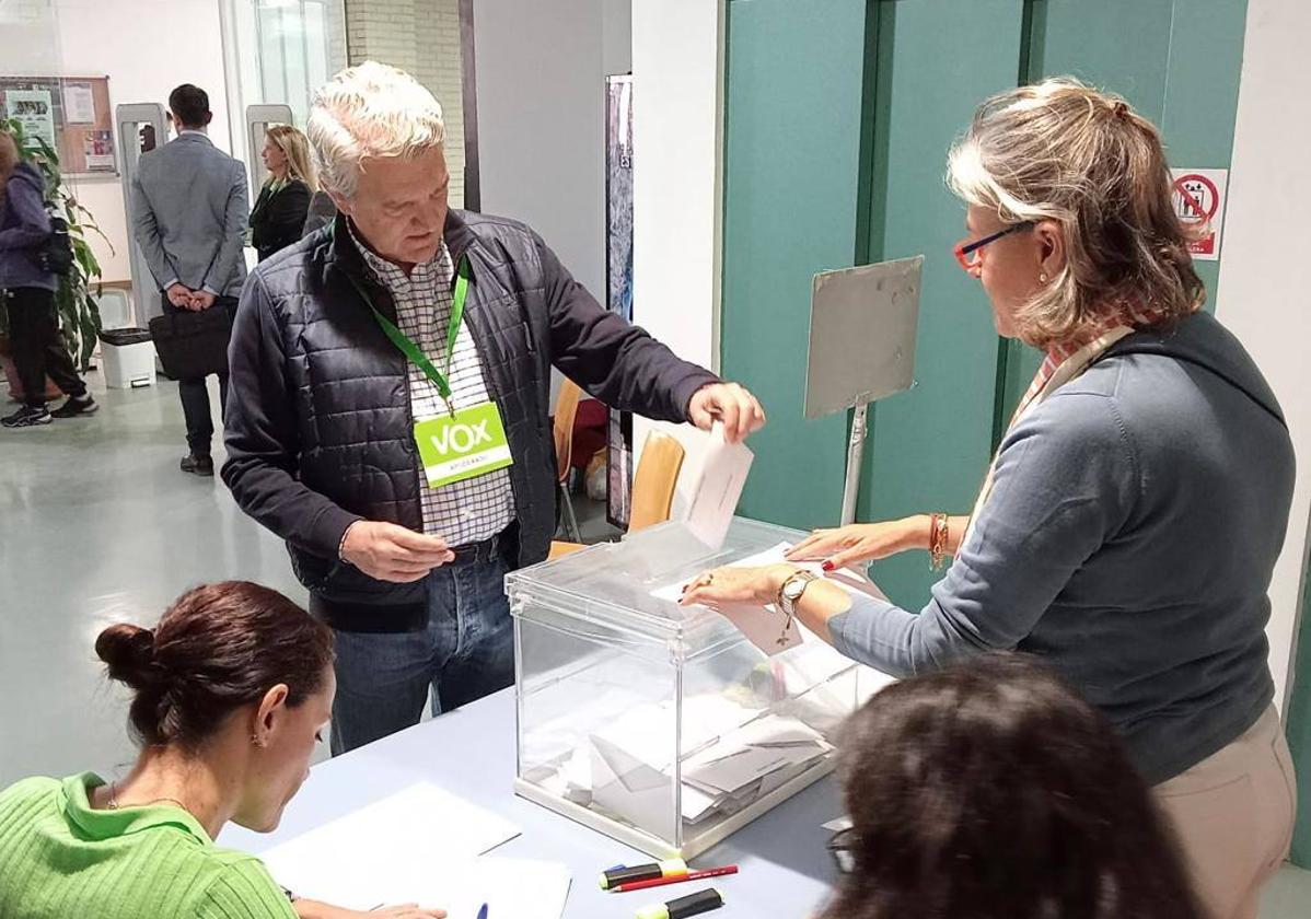 El candidato de VOX, Manuel Ureña, ejerce su derecho al voto.