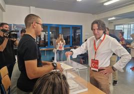 Rafael Burgos introduciendo su voto en la urna.