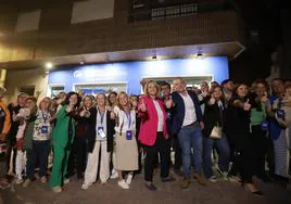 Luisa García Chamorro celebra la victoria en la sede del partido en Motril
