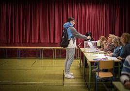 Los granadinos ejercen su derecho a voto en una mañana dominical donde se esperan tormentas