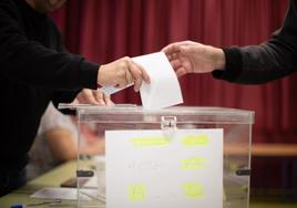 Urna en un colegio electoral de Granada en la jornada de hoy.