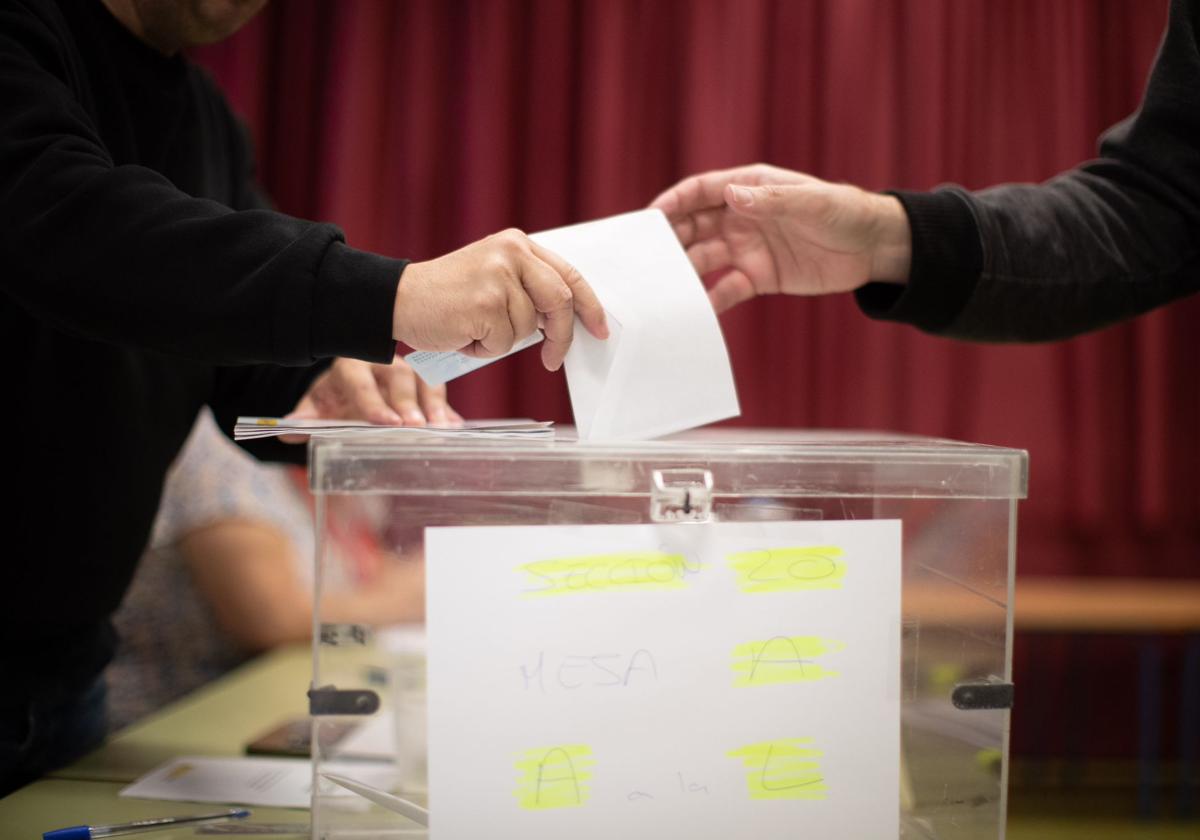 Urna en un colegio electoral de Granada en la jornada de hoy.