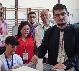 Alejandro Lorenzo, de Con Andalucía, ejerciendo su derecho al voto.