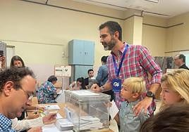 Ramón Fernández-Pacheco vota en el colegio Freinet de Almería.