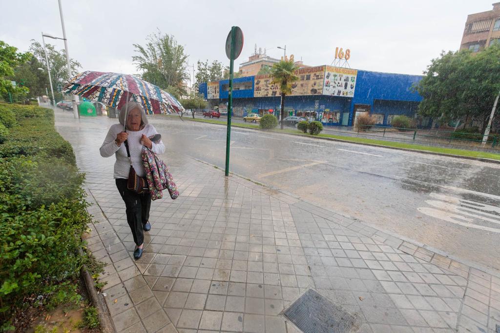 Las imágenes de la tormenta de granizo que ha inundado Granada