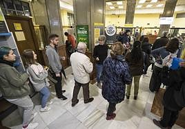 Colas para ejercer el voto por correo en la convocatoria de elecciones autonómicas del año 2018.