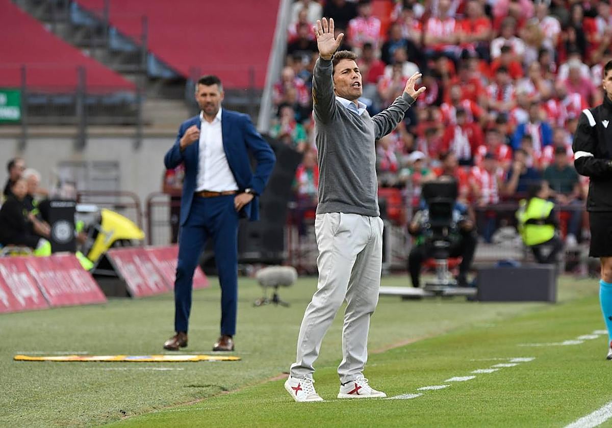 Rubi da instrucciones a sus jugadores, con Pezzolano al fondo en su área técnica.