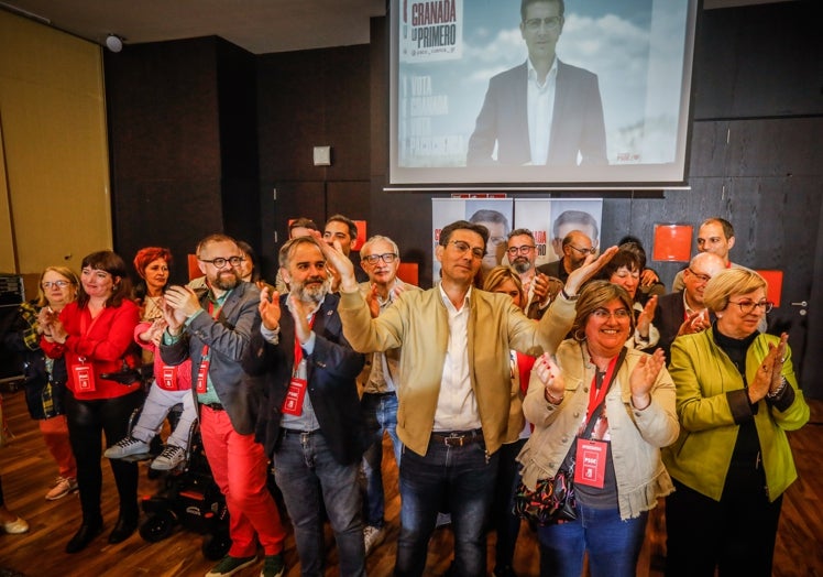 El socialista Paco Cuenca, rodeado de su equipo en la sede.