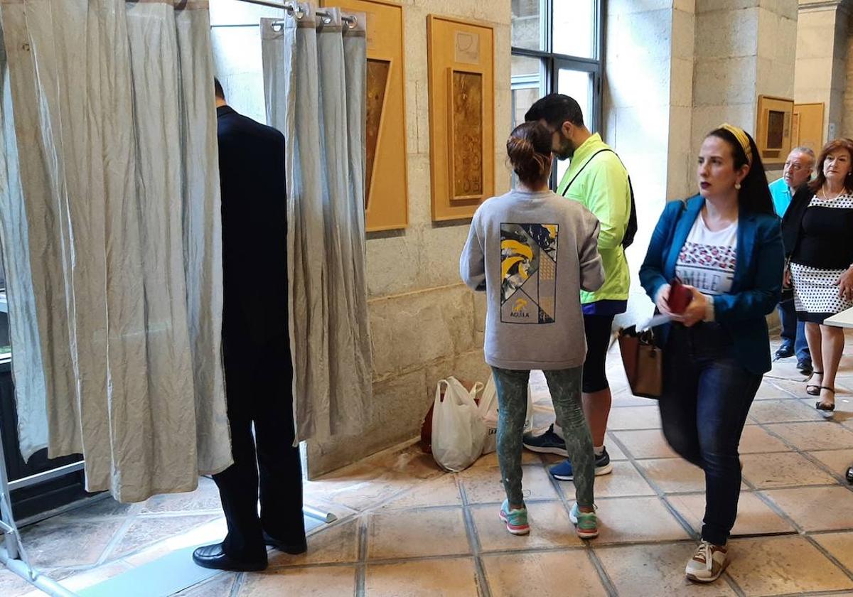 Votaciones en el edificio de la Diputación Provincial de Jaén.