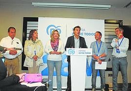 Valoración del cabeza de lista del PP de Jaén, Agustín González, acompañado por miembros de la formación, hace balance de la noche electoral.