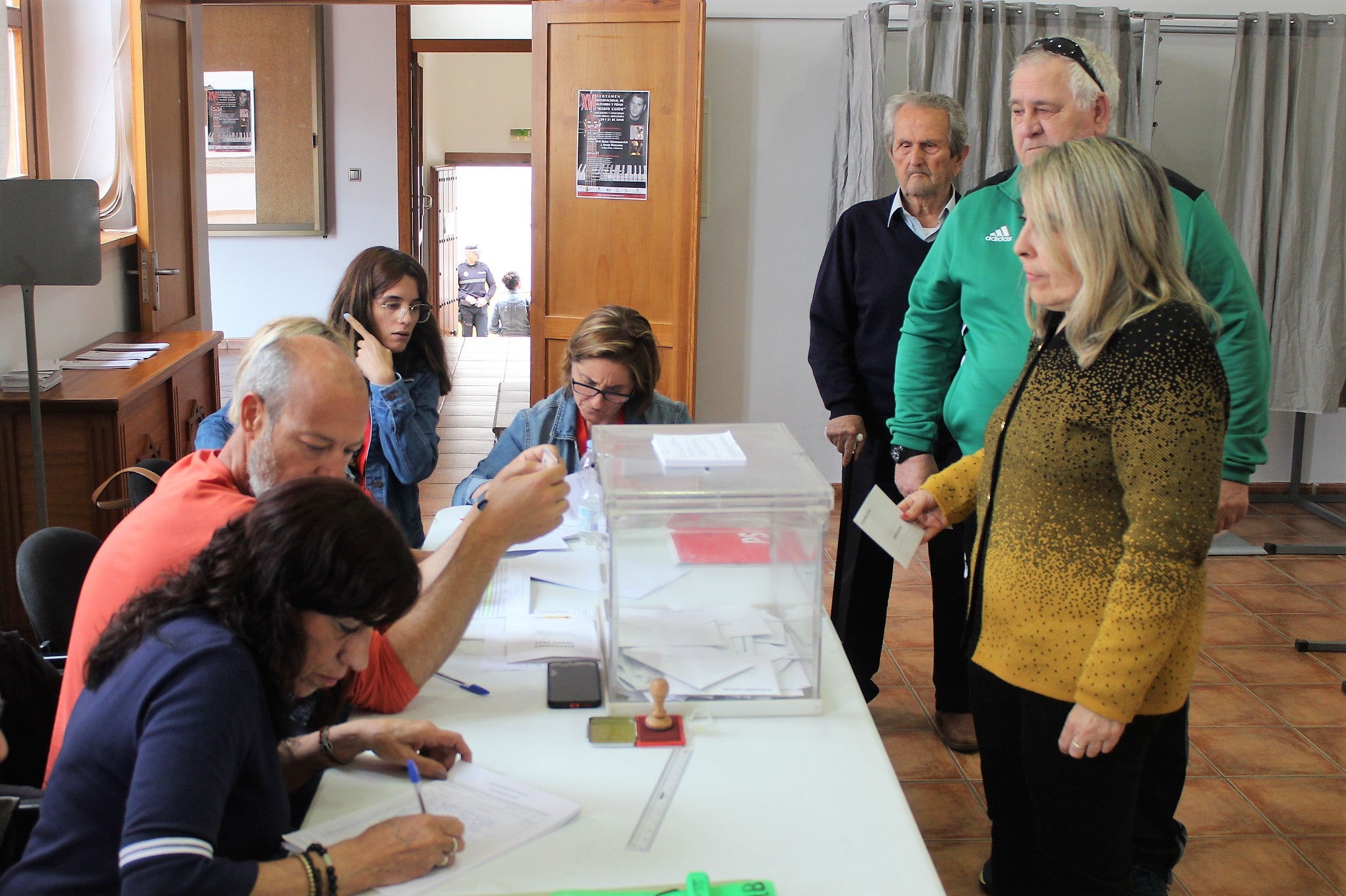 Votación en un colegio electoral en Vilches.