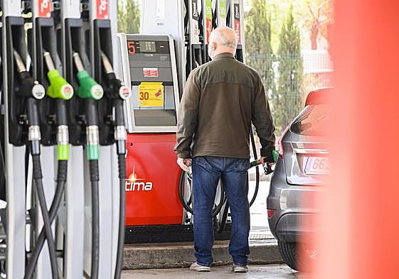 Cheque de 100 euros para la gasolina: así puedes solicitarlo.