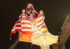 Víctor Díaz, Jorge Molina y Quini alzan la copa de campeones de Segunda en la Fuente de las Batallas.