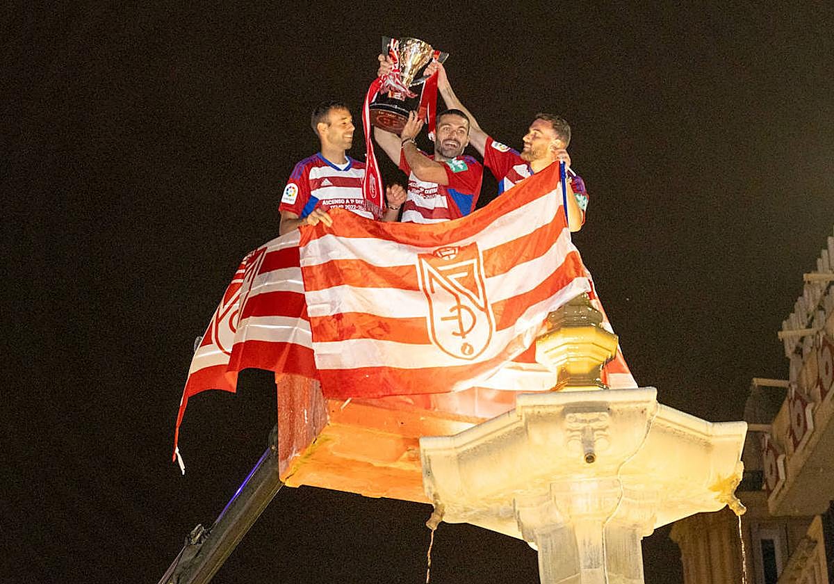 Víctor Díaz, Jorge Molina y Quini alzan la copa de campeones de Segunda en la Fuente de las Batallas.