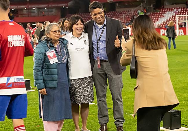 La presidenta del Granada, Sophia Yang, junto a su marido y suegra, fotografiada por una amiga.