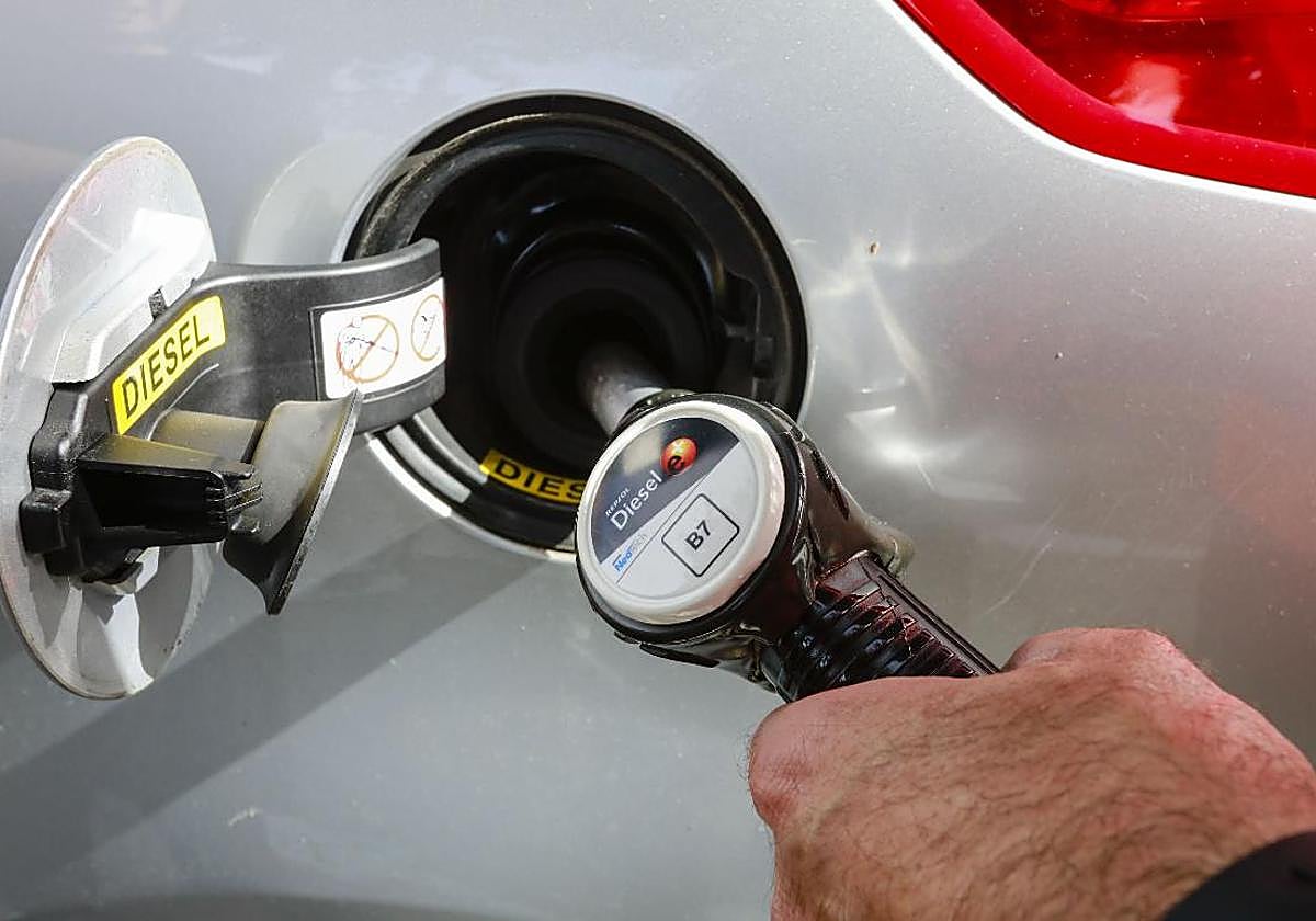 La multa por usar 'diésel rojo' para llenar el depósito de tu coche.