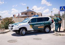 Guardia Civil, ayer en el entorno de la vivienda de Las Gabias donde sucedieron los hechos.